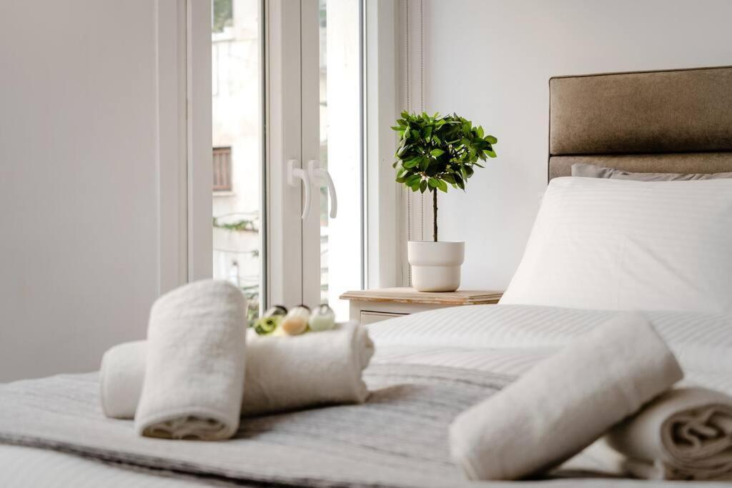 Modern Two Level Apartment In The Heart Of アテネ エクステリア 写真