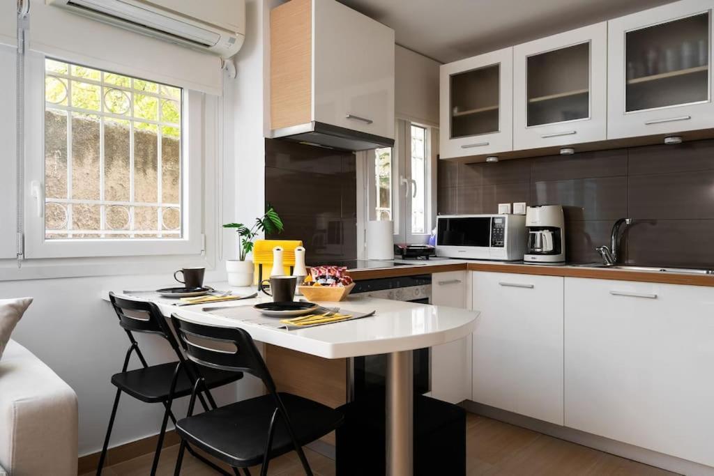 Modern Two Level Apartment In The Heart Of アテネ エクステリア 写真
